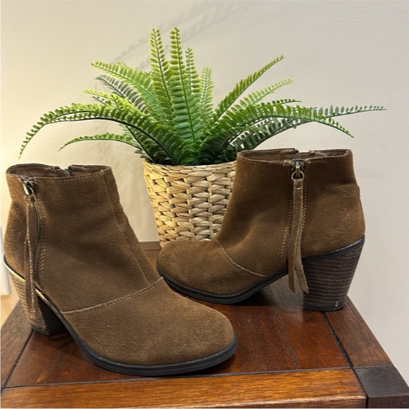 Crown Vintage Suede Boots
Size 6.5 - Picture 5 of 12